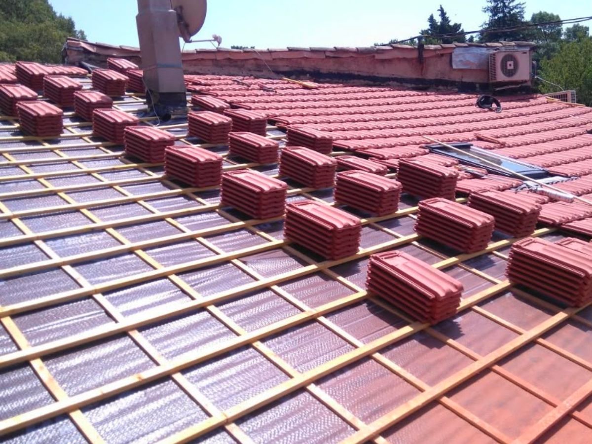 Chantier de réfection de couverture, liteaux et tuiles neuves